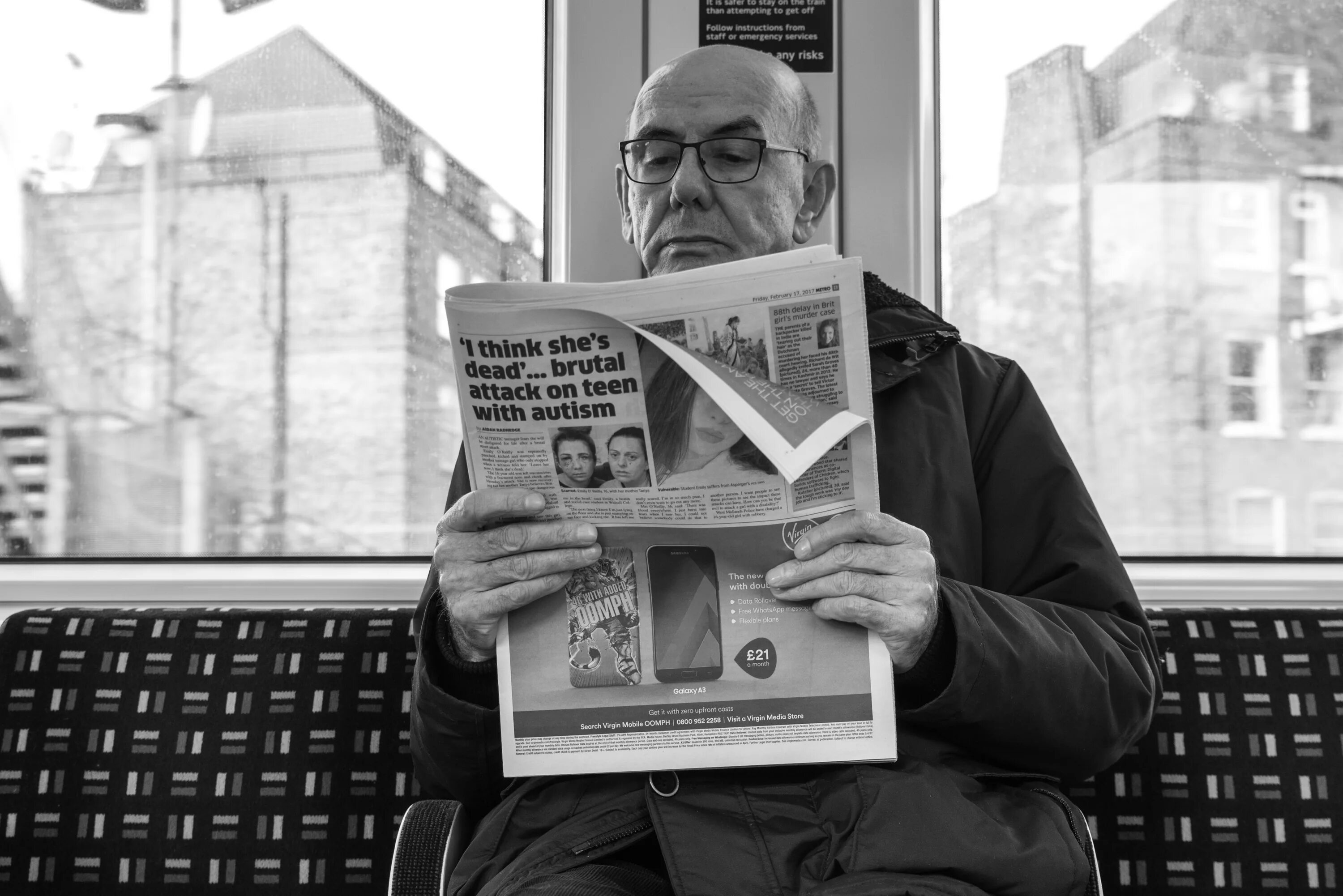 Newspaper man. Человек с газетой. Мужчина с газетой. Чтение газеты. Человек читает газету.