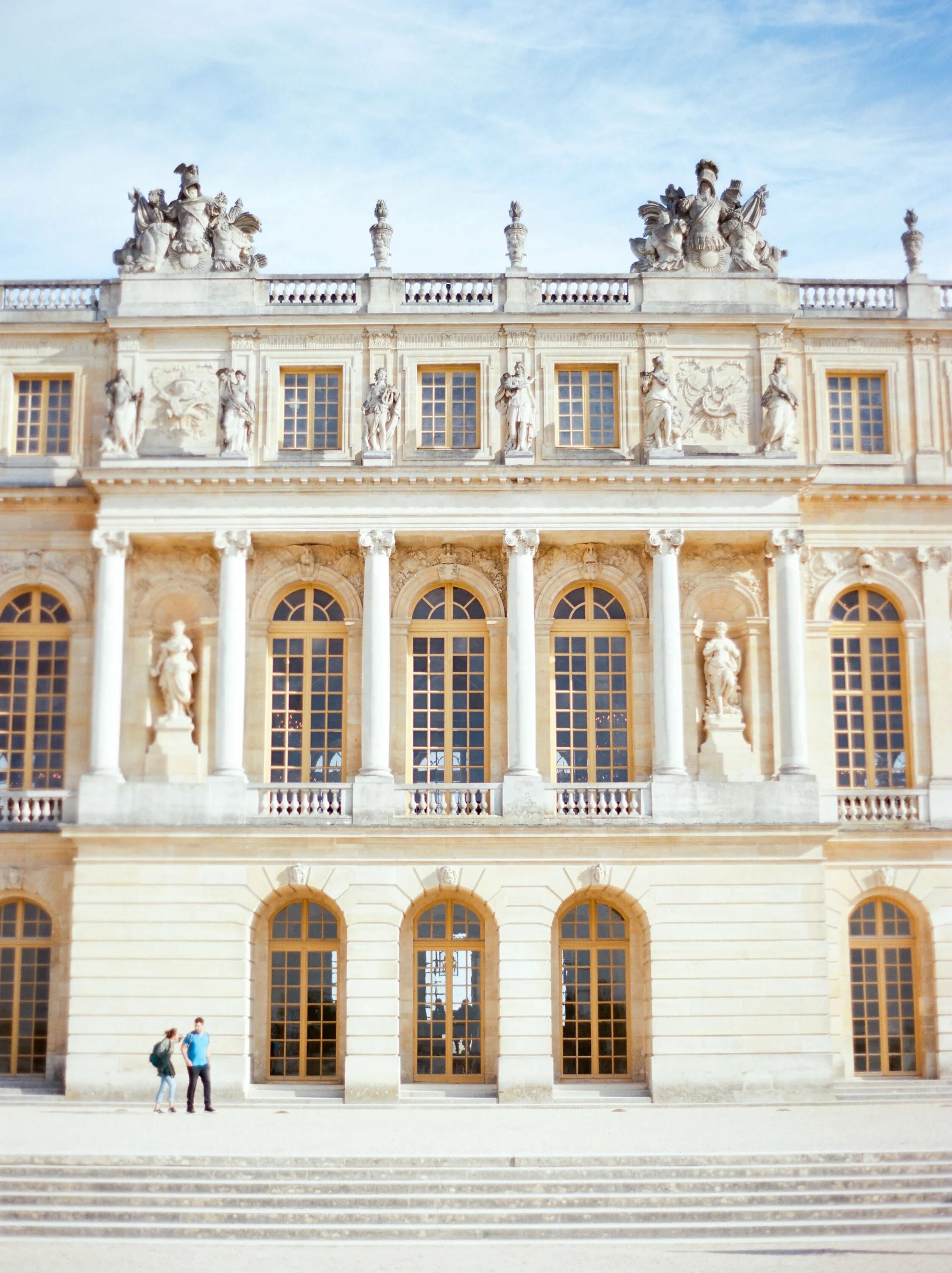 Классицизм во франции архитектура. Версальский дворец Версаль Барокко. Версаль фасад дворца. Версальский дворец Версаль Барокко снаружи. Классицизм во Франции Версаль.
