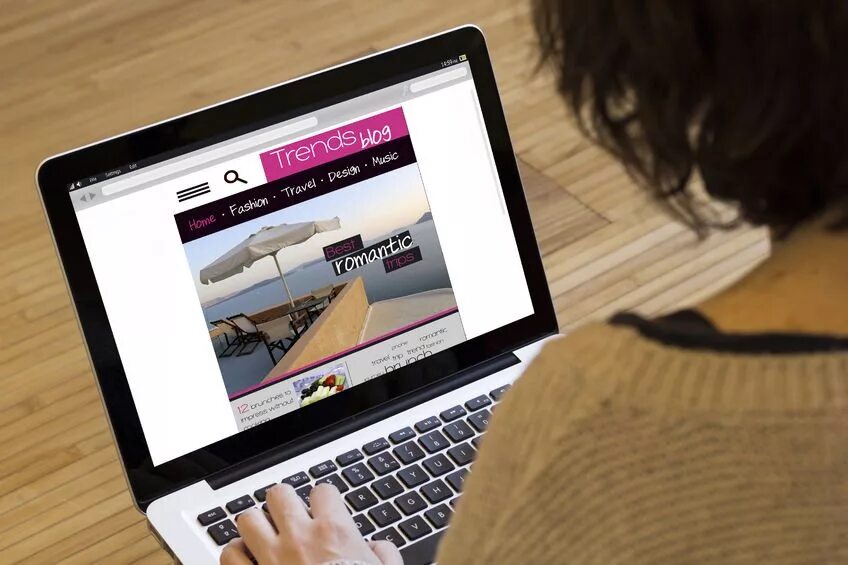 He surfs the internet. Серфить в интернете картинка. surf the net. компьютер для серфинга в интернете. серфить интернет стоковое фото.