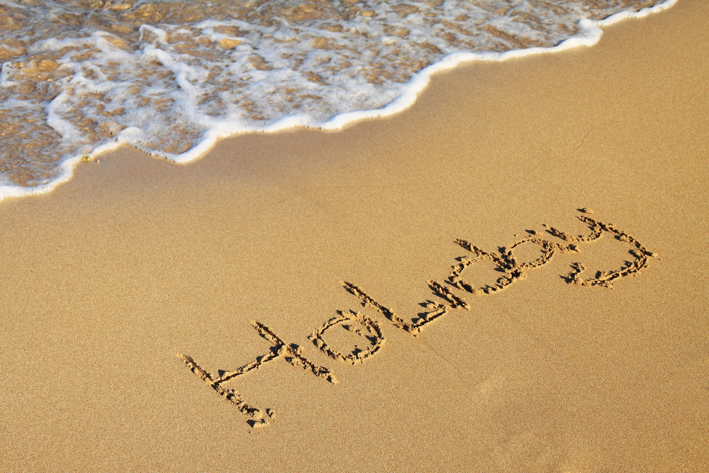 Море слов народ. Надпись на песке. Надпись на песке на море. Отпуск надпись на песке. Каникулы надпись на песке.