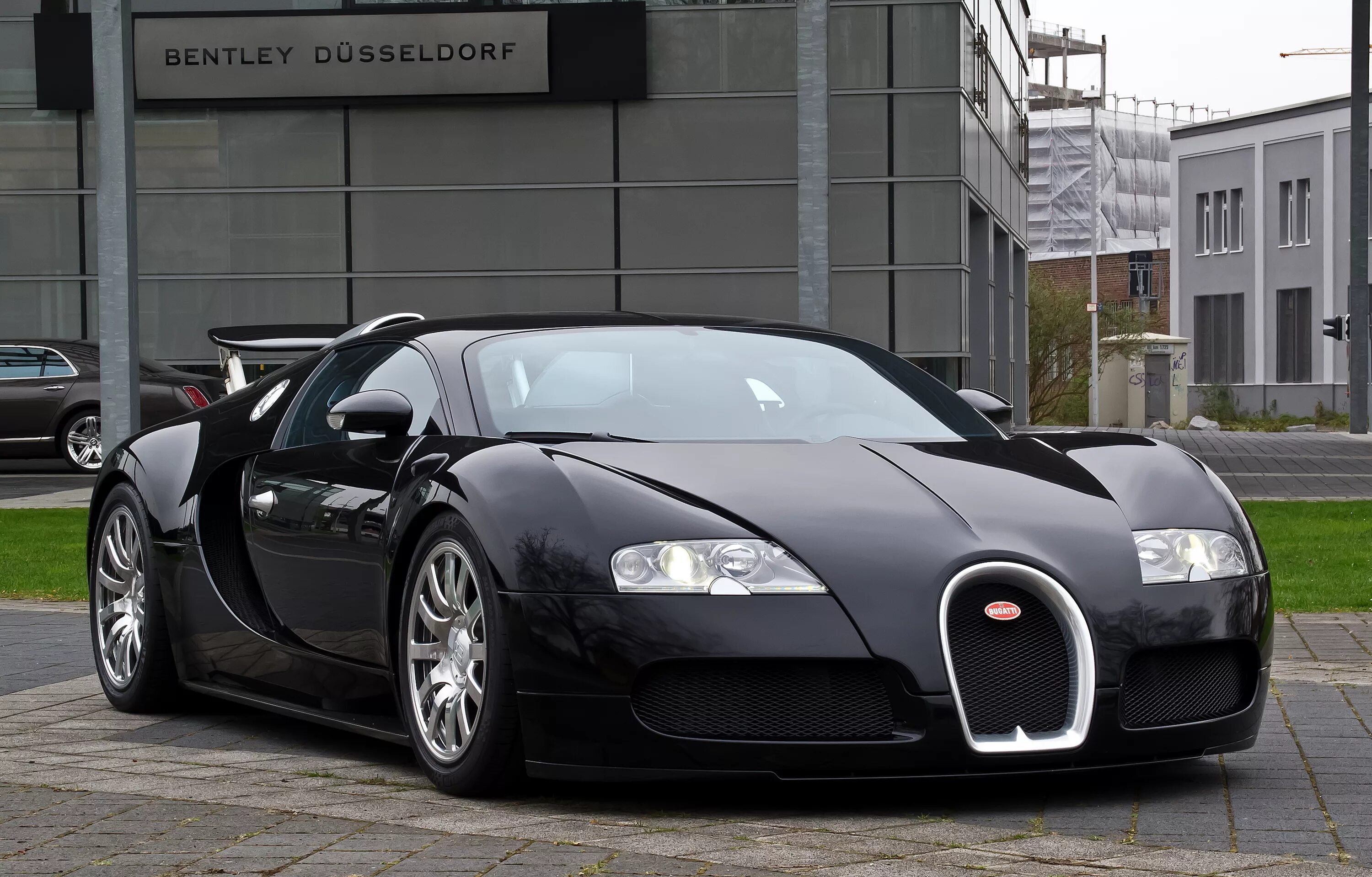 Сколько бугатти в мире. Bugatti Veyron 2005. Бугатти Вейрон 2010. Бугатти Вейрон 2022.