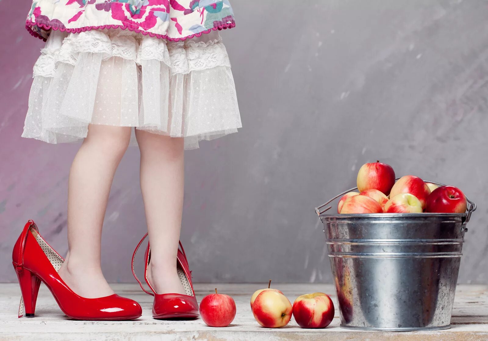 Туфли на каблуках для детей. Дети на каблуках. Туфли для девочек. Туфли для девочек. Маленькие модницы.