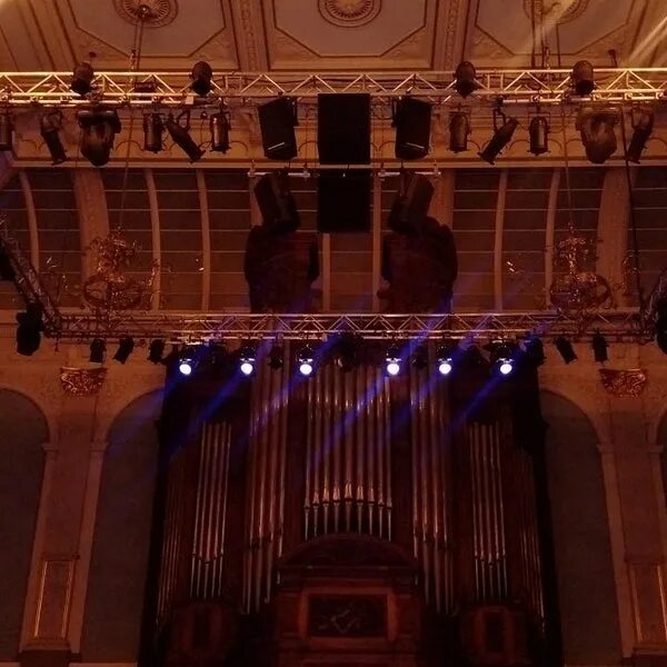 Филармония Великий Новгород сцена. Орган на сцене. Комнатный зал в концерте. Филармония джаз Холл балкон.