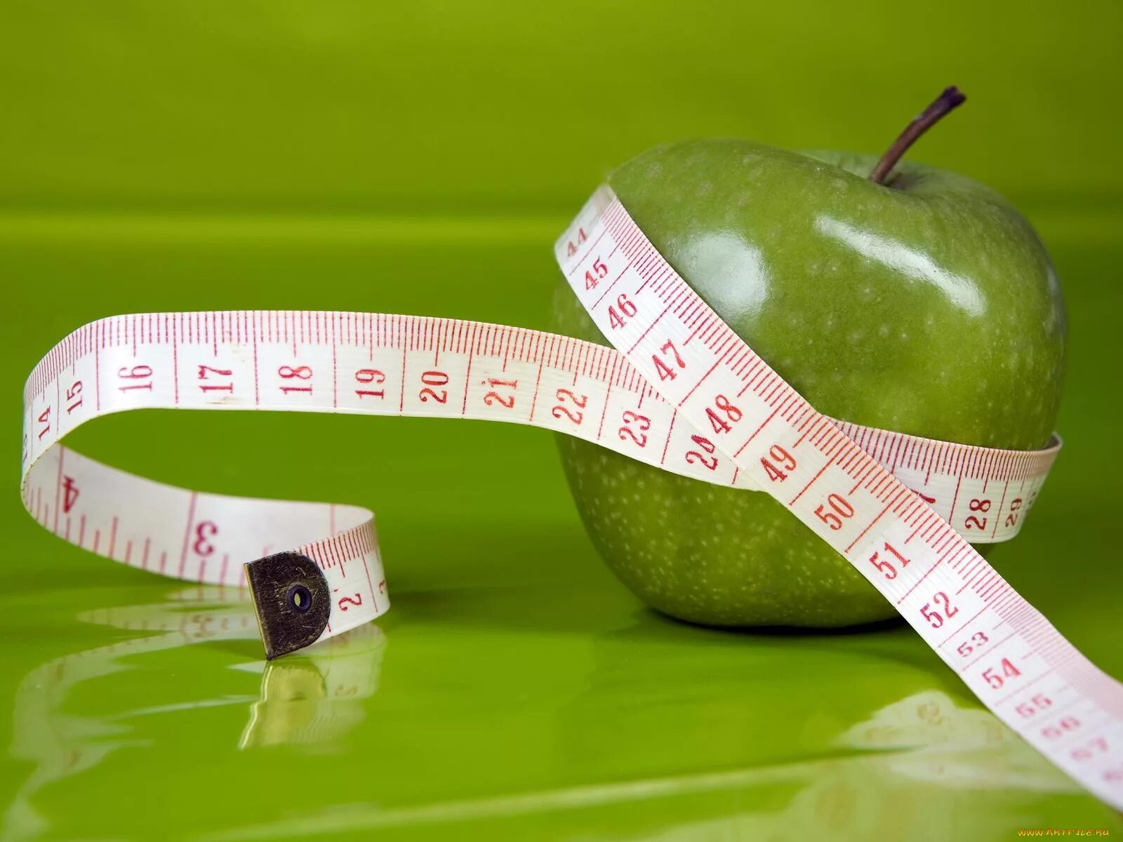 Яблоко 10 минут. Яблоко с сантиметром. Худеем вместе. Зеленое яблоко и сантиметр. Для похудения.