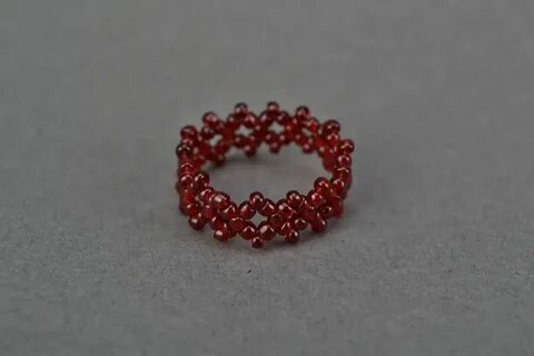 Простое легкое колечко из бисера
