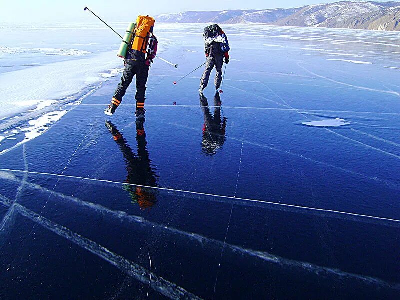 Толщина льда для катания. Каток на озере Байкал. На коньках по Байкалу. Коньки на льду Байкала. Байкал зимой на коньках.