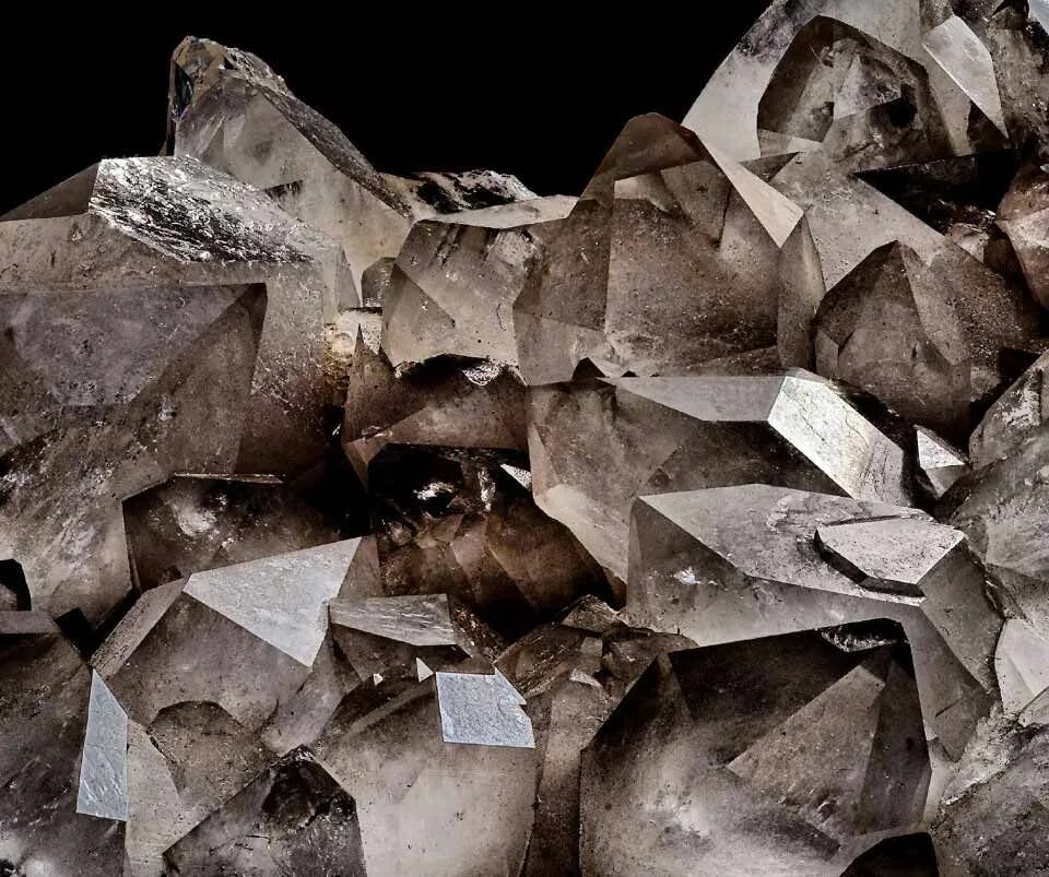 Серый кристалл. Темный кристалл. красивые серые кристаллы. серый кристалл камень.