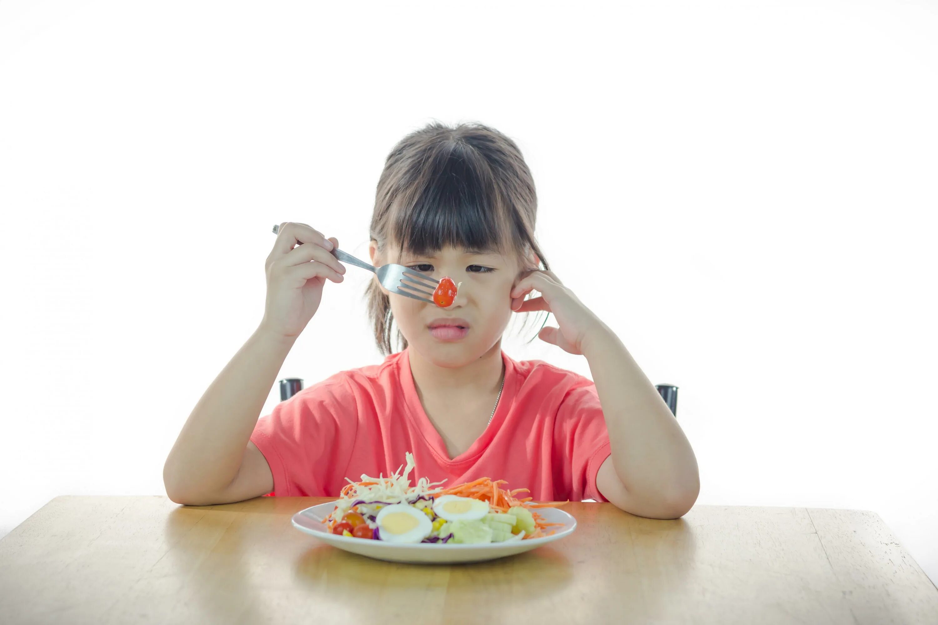 Japanese kids eat a good. Девочка ест лапшу. Китайцы едят мороженое. Девочка кушает. Дети едят пиццу.