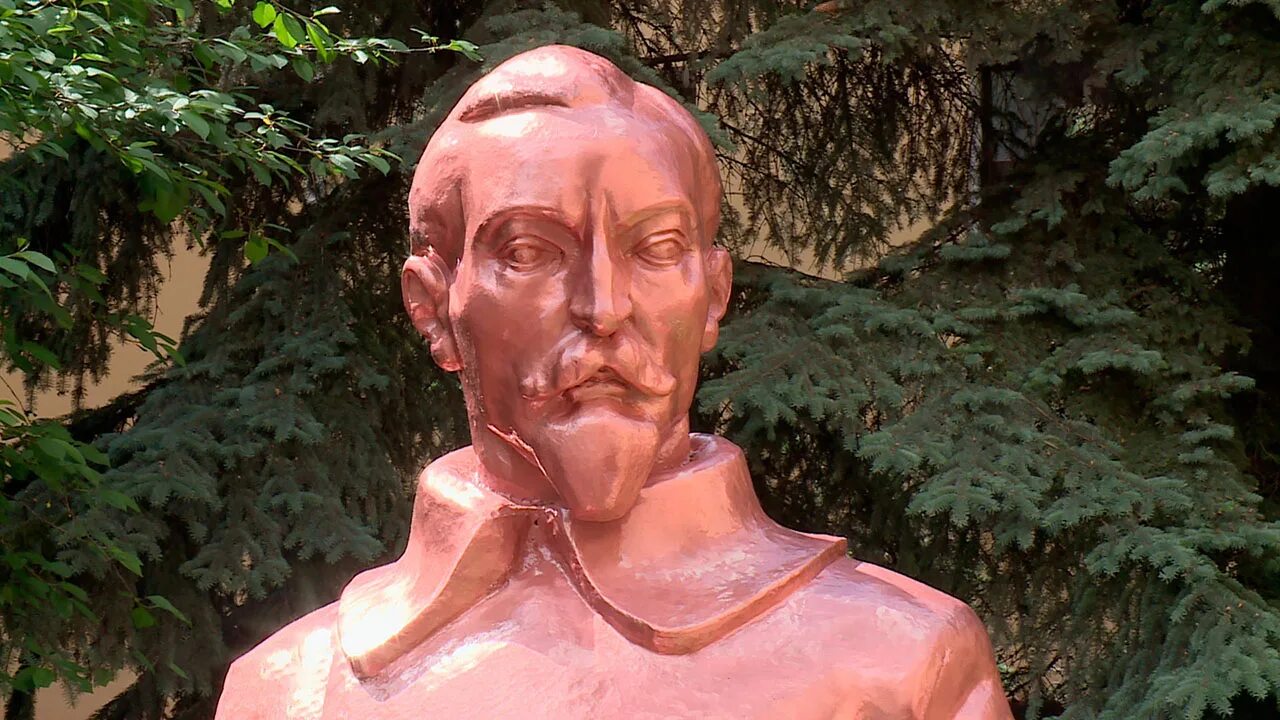 Лет он дзержинский. Памятник феликсу дзержинскому. памятник дзержинскому в музеоне. 145 лет дзержинскому.