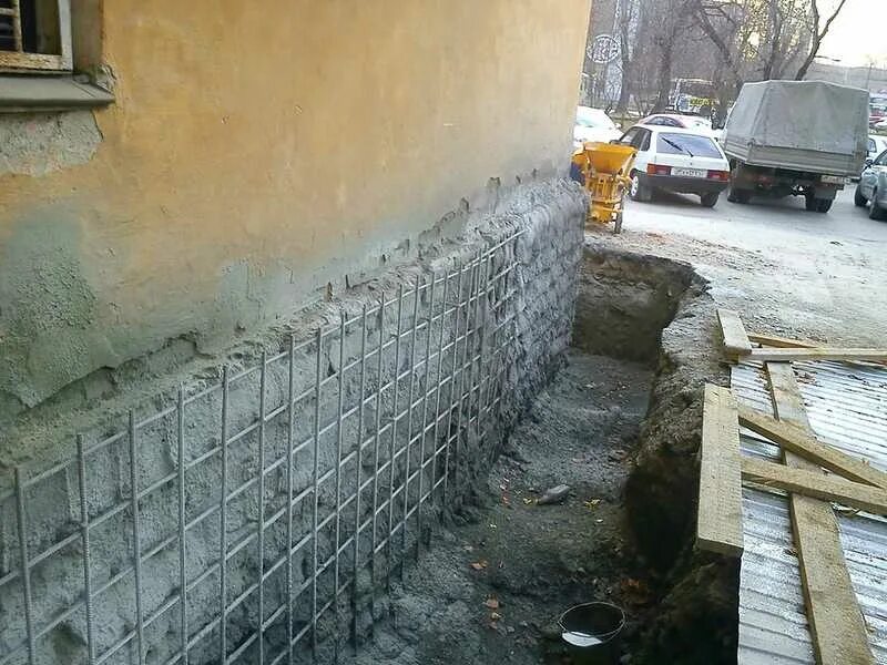 Усиление фундамента дома. Усиление фундамента. укрепить старый фундамент. укрепление фундамента частного дома.