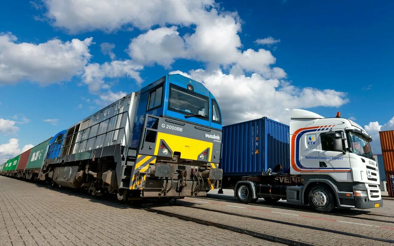 грузовик с контейнером. отдельный транспорт. детям о транспорте. автомобильные контейнерные перевозки. самолеты, машины, корабли.