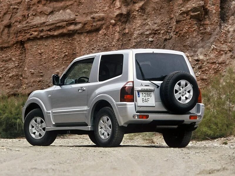 Стекло мицубиси паджеро. Митсубиси Паджеро 3. Mitsubishi Pajero III (1999-2006). Mitsubishi Pajero 3 1999-2006. Mitsubishi Pajero 3 на 3.