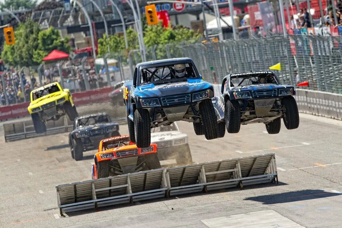 Stadium super Trucks Race. Американские гонки на внедорожниках. Гонки на пикапах. Гонки с трамплинами на машинах.