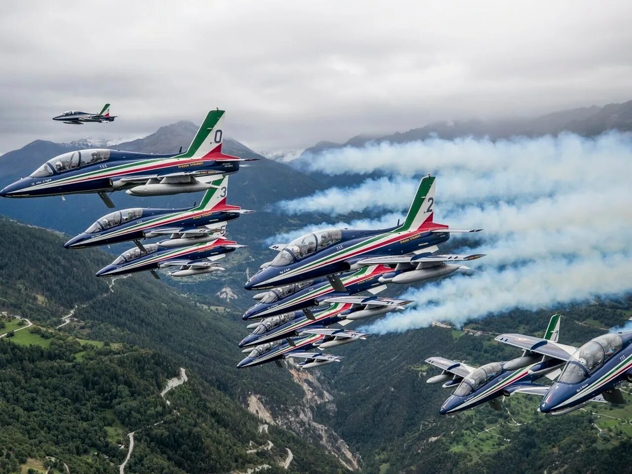 Frecce tricolori бомер. Frecce tricolori. Фречче триколори. Frecce tricolori. Frecce tricolori.