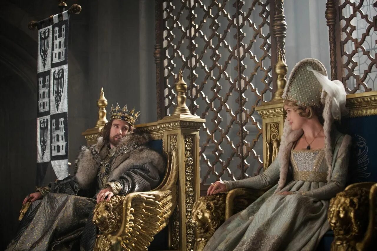 Шарлто стефан малефисента. Фотосессия в средневековом замке. Король стефан малефисента. Песня в прекрасном замке короля. Звени бубенчик мой звени гитара.