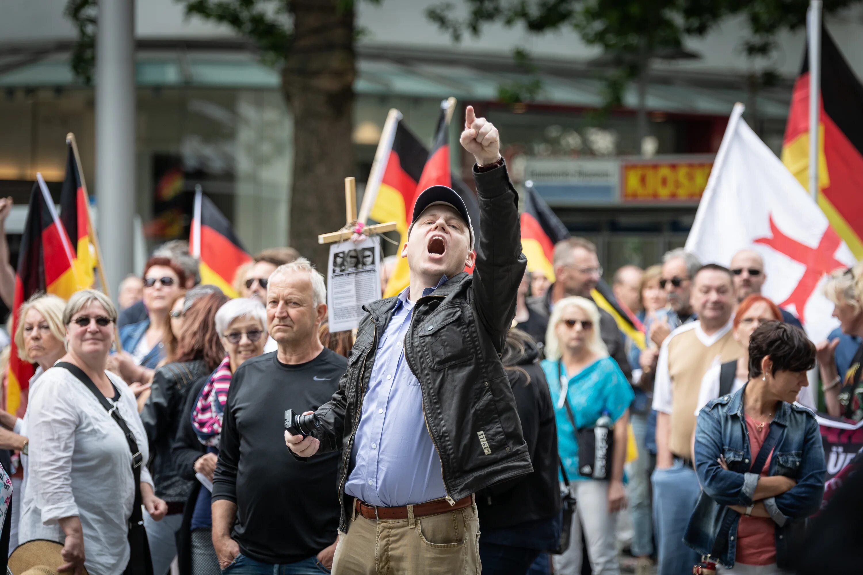 Ультраправые в Германии неонацисты Германии. Демонстрации в Германии. Расизм в Германии. Германия правительство люди.