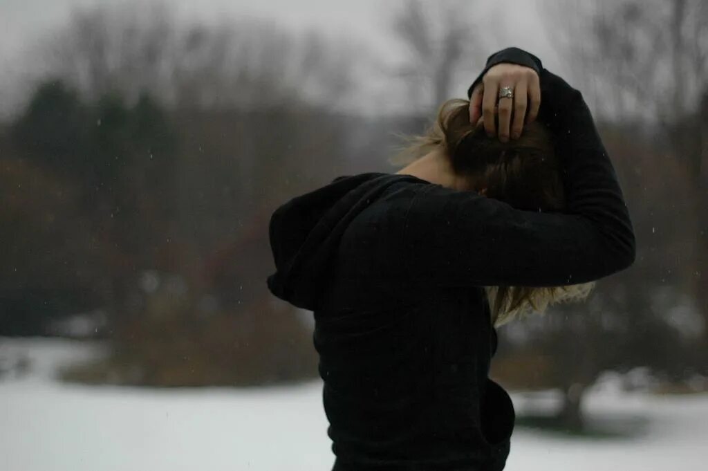 Вам не понять моей печали. Девушка зимой со спины. Женщина спиной зима. Грустные картинки. Девушка в печали.