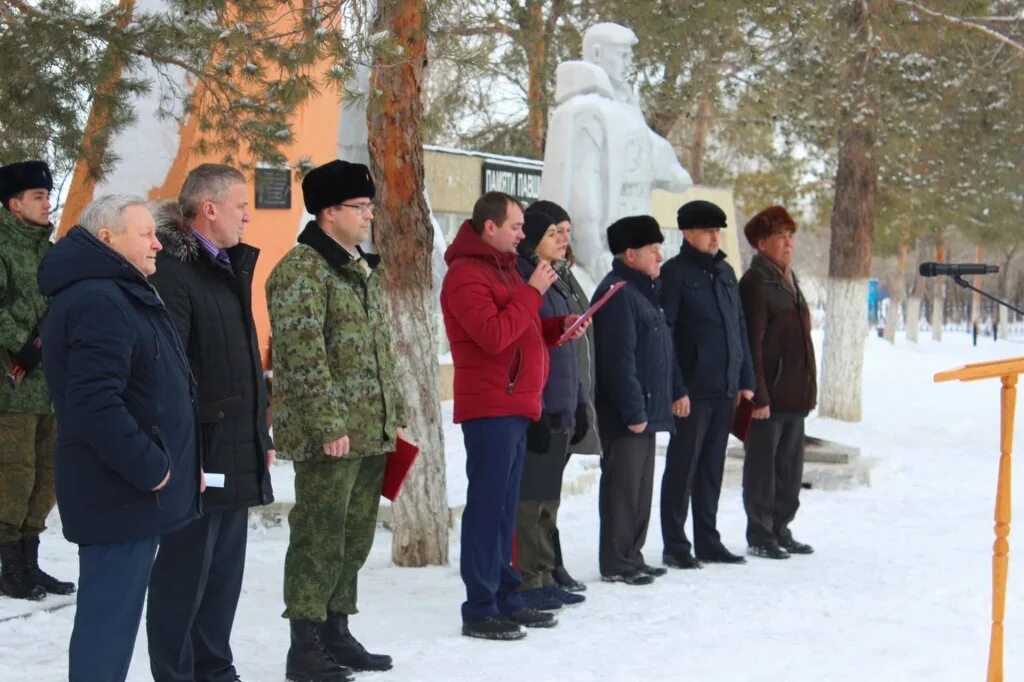 Новости акбулака оренбургской. Администрация Акбулак. Площадь Акбулакского района. Посёлок Заря Акбулакский район. Глава Акбулака Оренбургской области.