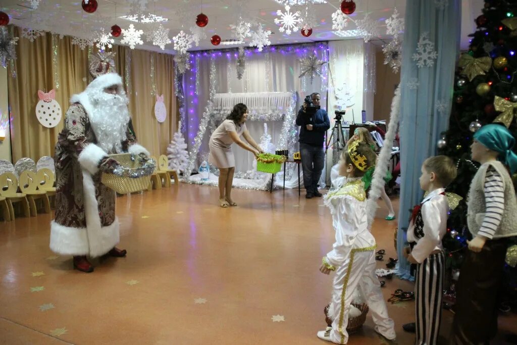 игра со снежками на утреннике в детском саду. игры со снежком на новогоднем утреннике в детском саду. снежки на новогодний утренник. игры на утреннике со снежками. игра со снежками на утреннике в детском саду.