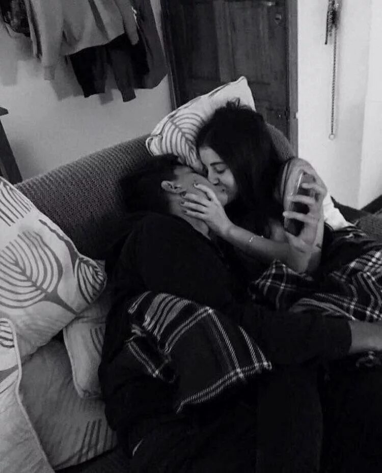 Парень и девушка топовые. Страсть селфи. Пацан и девка дома. Парень и девушка. Поцелуй парня и девушки.