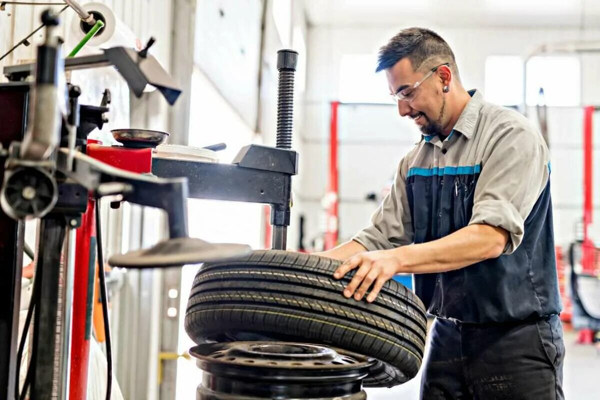 Завод шиномонтаж. Шиномонтаж. car mechanic change tires. канада работа механика. строительные шины в работе.