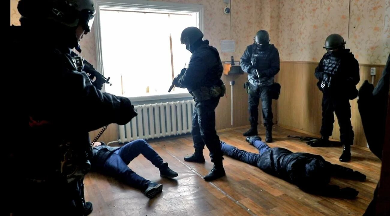 Захват зданий террористами. Освобождение заложников. фсб освобождение заложников. захват здания террористами.