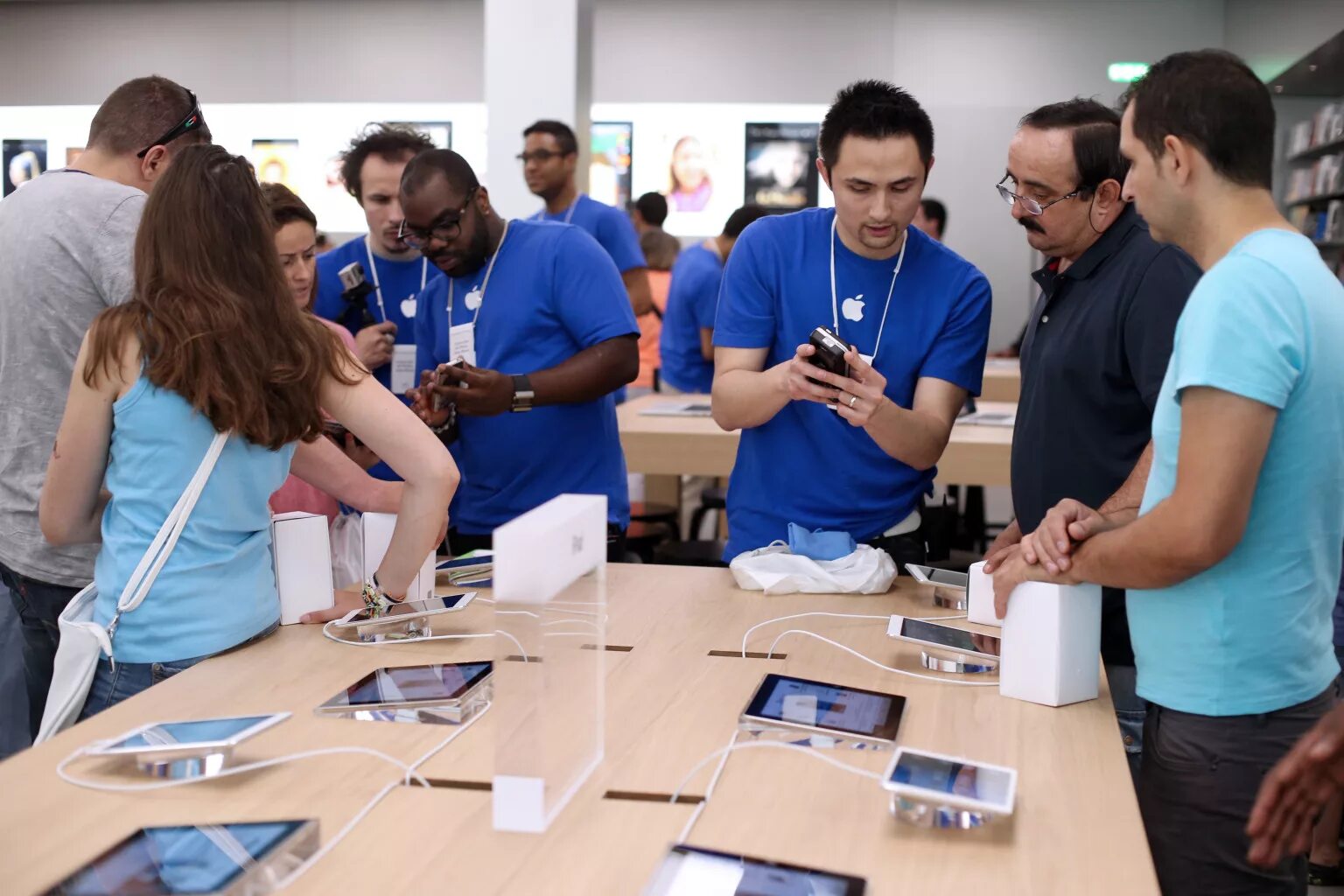 Сотрудники Apple. Сотрудники Apple Store. Сотрудники компании Эппл. Персонал Apple компания.