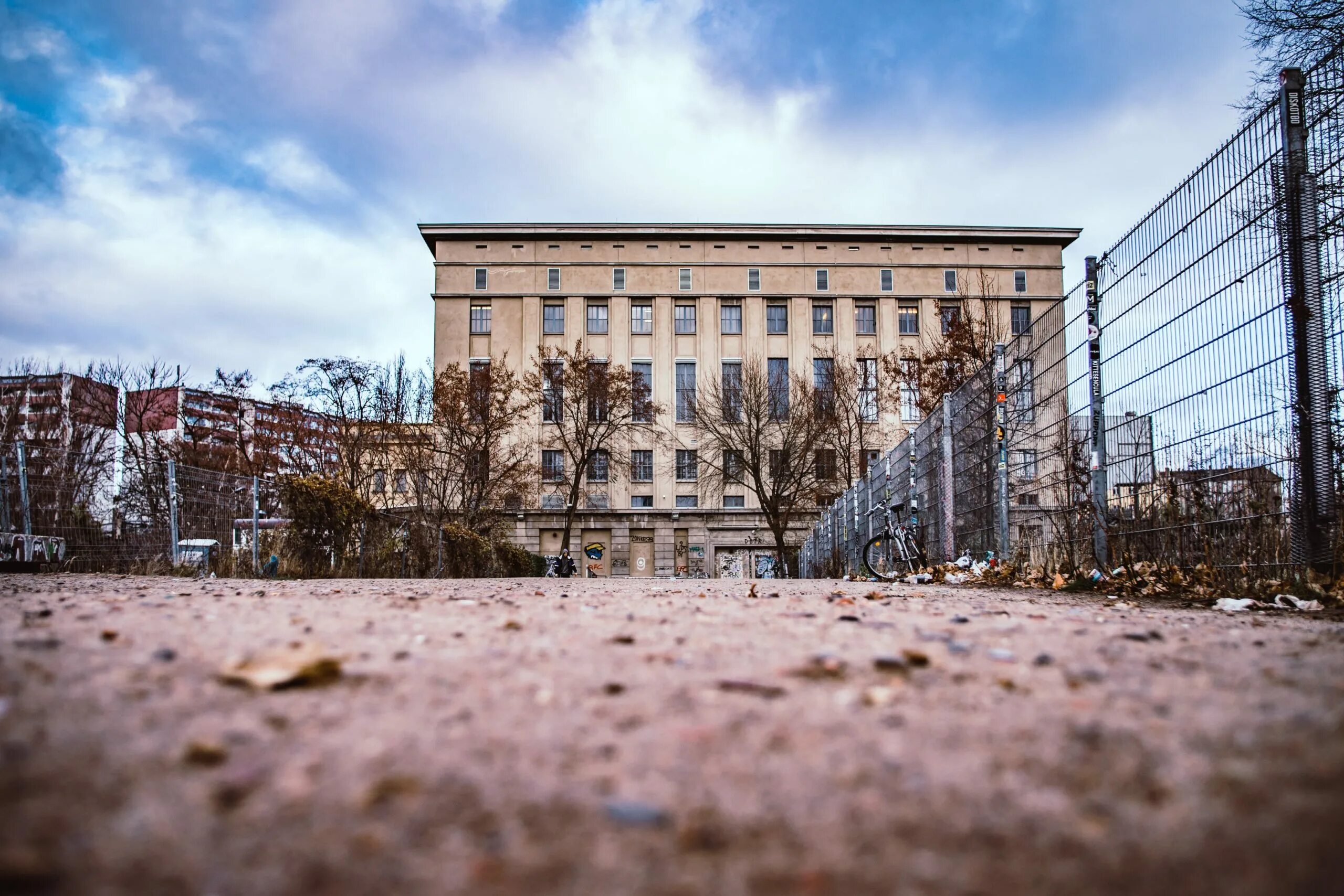 Бергхайн. Бергхайн берлин. Свен бергхайн. Berghain / panorama bar. Очередь в berghain.
