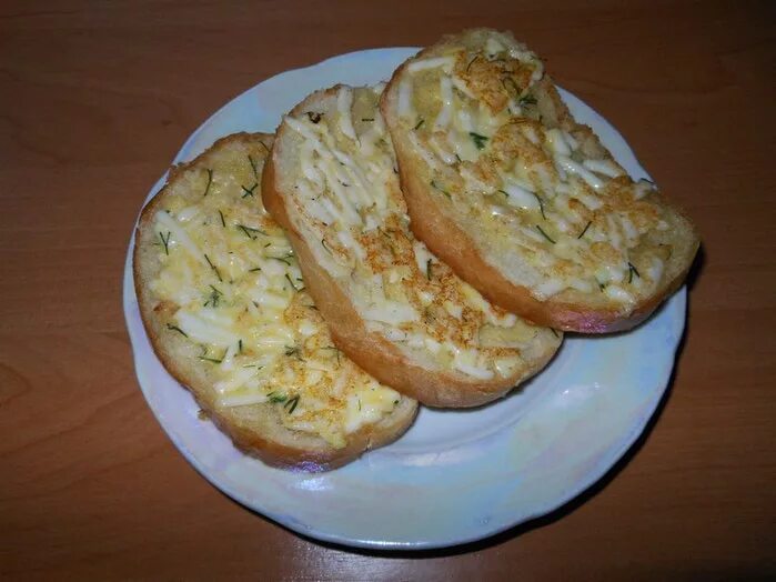 хлеб с чесноком и зеленью в духовке. батон с сыром чесноком и майонезом. горячие бутерброды с сыром. батон с сыром чесноком и майонезом. бутерброды на закуску.