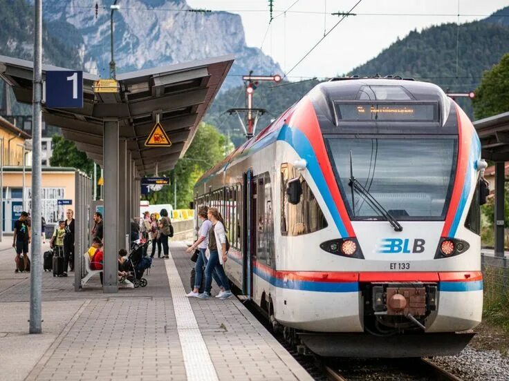 Железные дороги восточной европы. S bahn stuttgart. Zug fahren. Железная дорога в швейцарии. Лунгерн швейцария.
