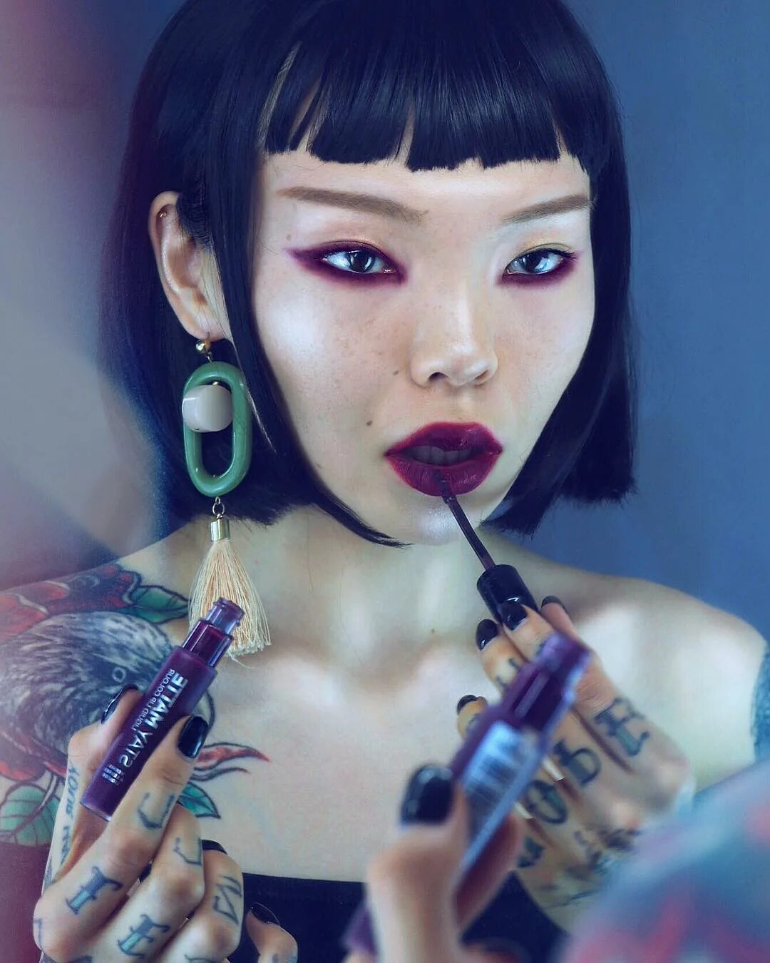 Danielle boker stream. Макияж с черными губами. Широкие густые брови. Another beauty. Лохматые брови тренд.