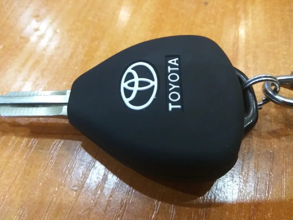 Масляный ключ тойота. Ключ Тойота Королла 150. Чехол для ключа Тойота Королла 2006 года. Сервисный ключ Тойота Королла 150. Чехол силиконовый для ключа Тойота Королла 150.