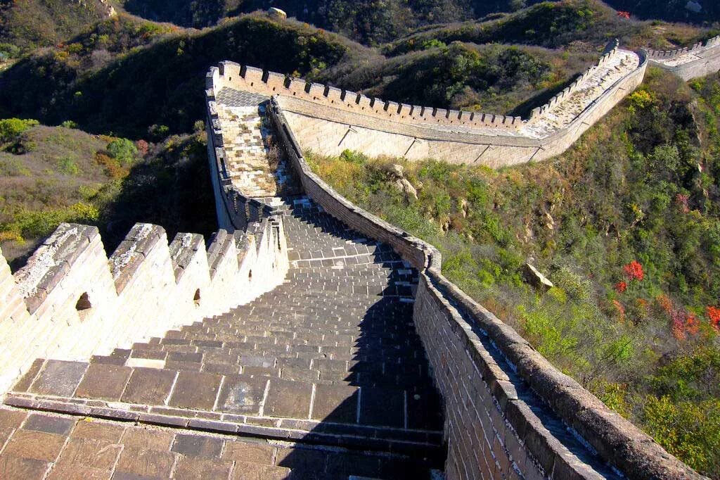 Постройка стены от кочевников в древнем китае. Китай Великая китайская стена. Великая китайская стена фортификационное сооружение. Постройка Великой китайской стены. Великая китайская стена в 3 веке до н.э.