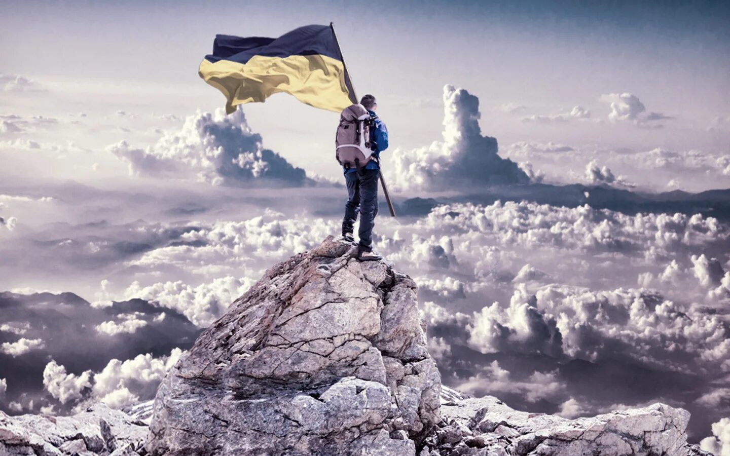 Достичь вершины горы. Вершина горы. человек на вершине. человек на вершине с флагом. флаг на вершине.