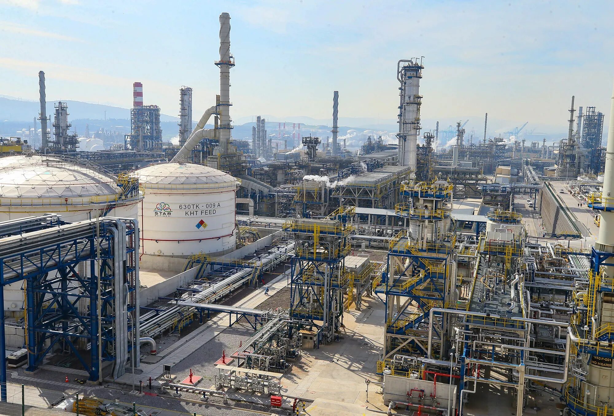 Нефтеперерабатывающие заводы обычно располагаются в крупных морских