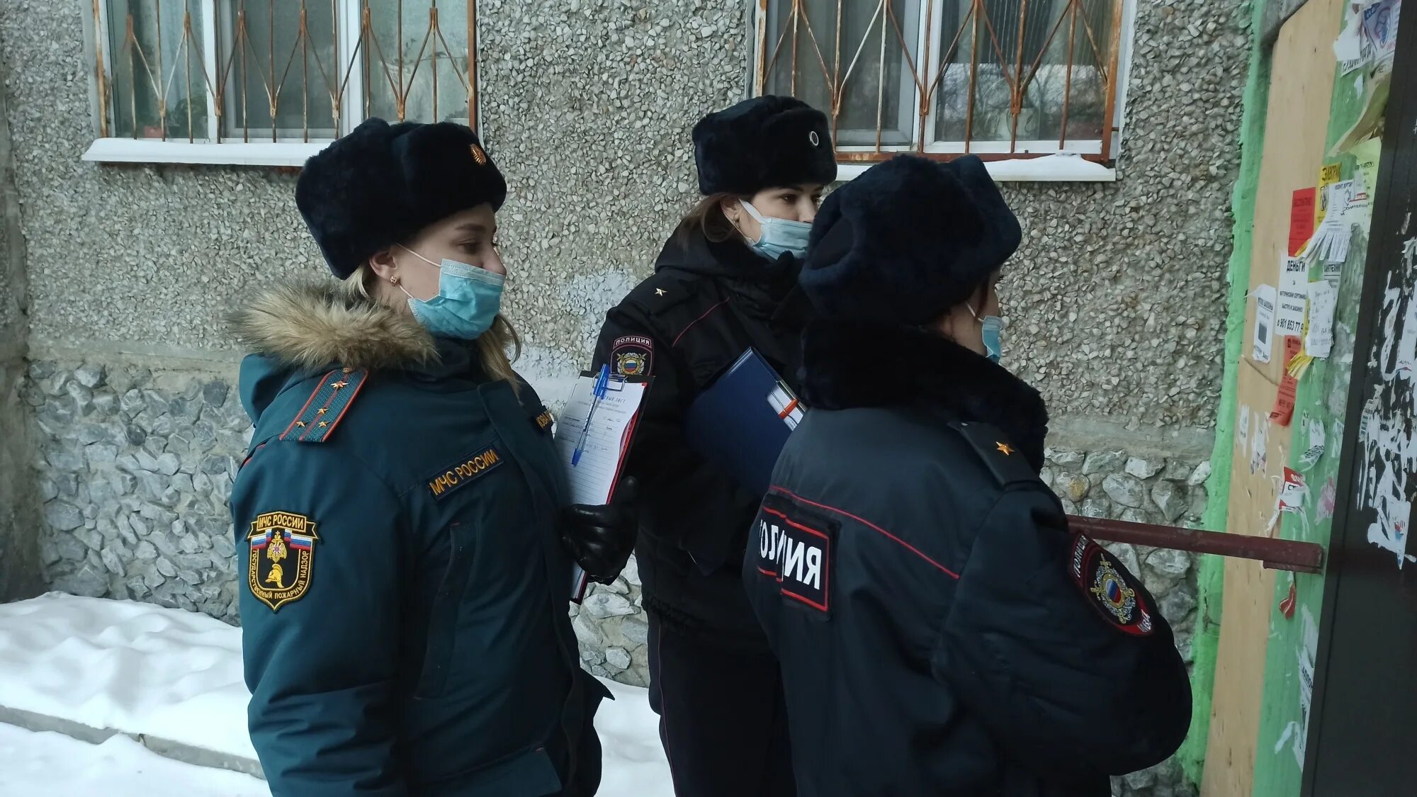Нужна помощь полиции. Мчс полиция. фото полиции мчс. профилактический рейд картинка. рейд по неблагополучным семьям.