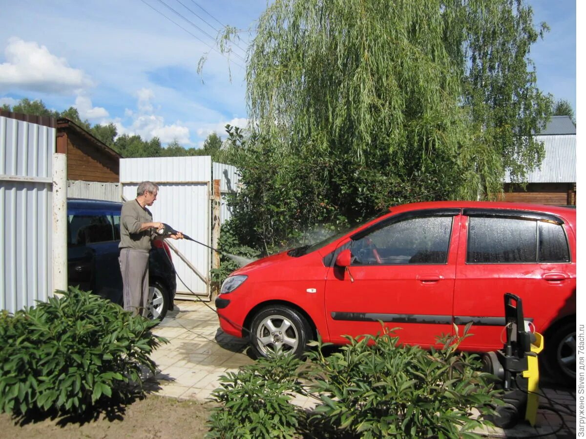 Штраф за мытье машины во дворе. Мытьё машины на садовом участке. Дача машина. Дачный участок. Мойка машины на дачном участке.