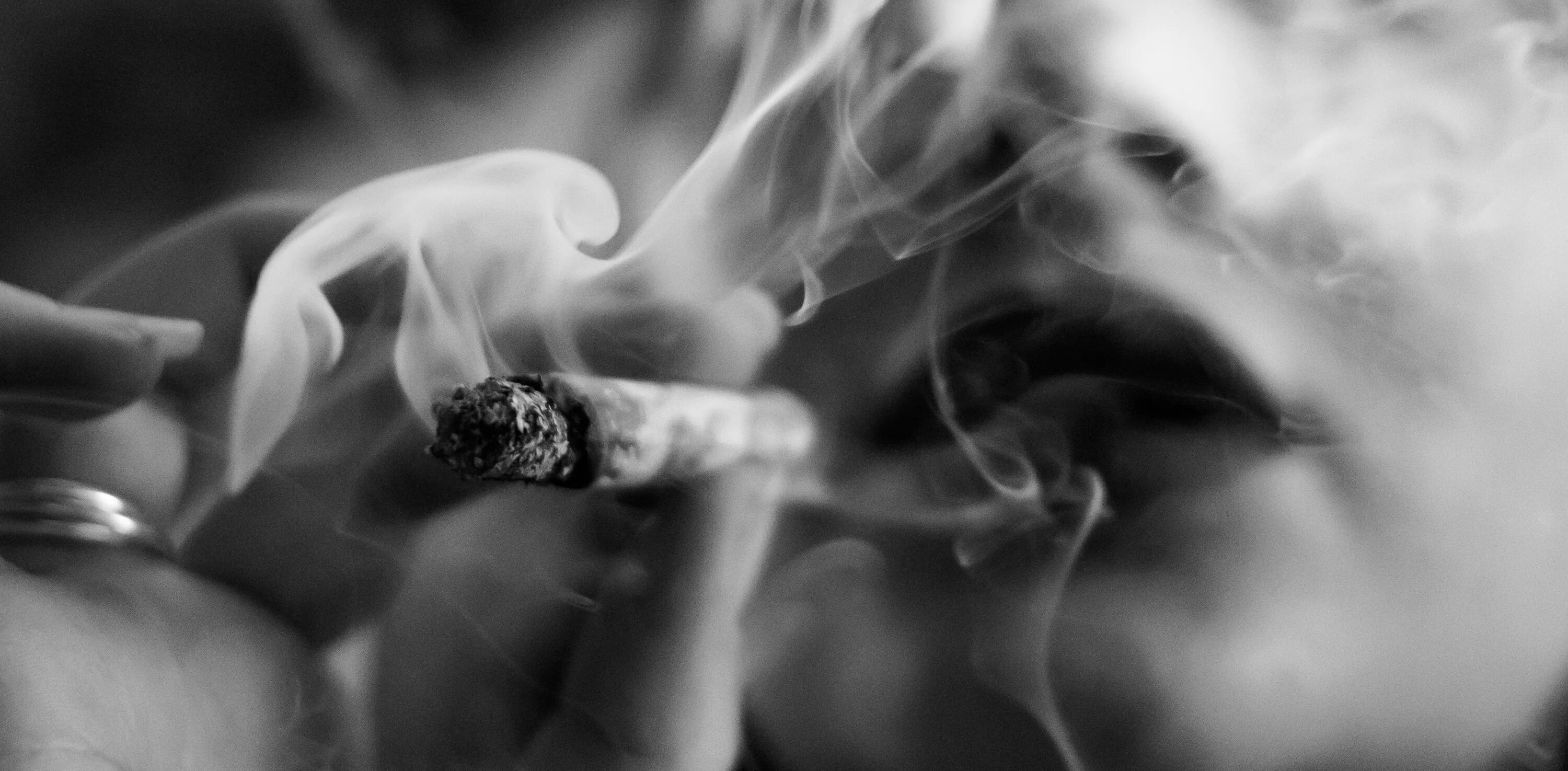 Дымок без музыки. Cool Smoke альбом. Курение и любовь. Девушки поджигают сигарету черно белая. Табак Эстетика.