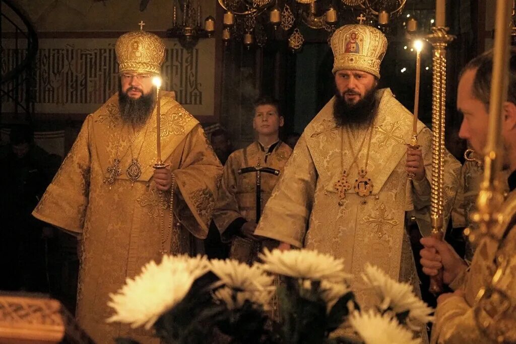 совершил всенощное бдение