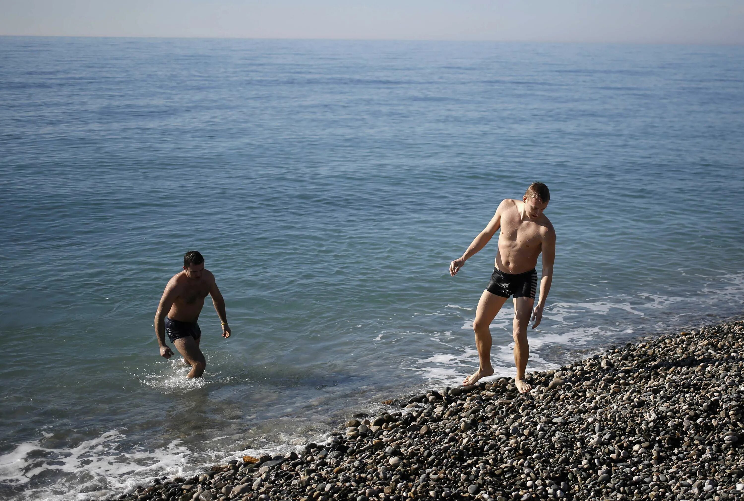 Черное море парень. Купаются в черном море. Мужчины на пляже в Сочи. Парни на пляже в Сочи. Можно купаться в апреле в сочи
