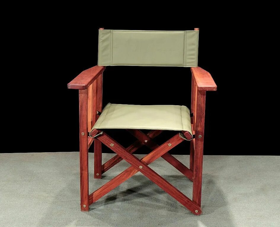 It s on the chair. Режиссерский стул. Режиссерское кресло кожа. Режиссерский стул Альбера. Стул режиссера кожаный.