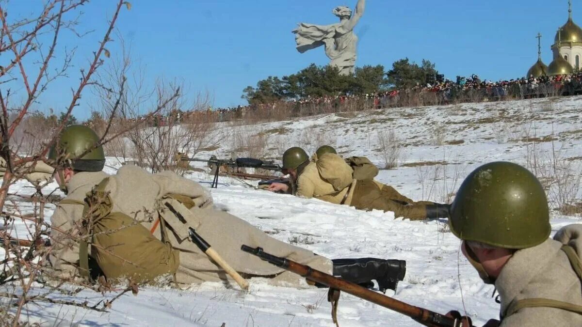 Сталинградская битва мамаев курган бои. Битва за Мамаев Курган Сталинградская битва. Битва за Мамаев Курган в Сталинграде. Битва на Мамаевом Кургане 1942 Сталинград. Высота 102 Сталинградская битва.