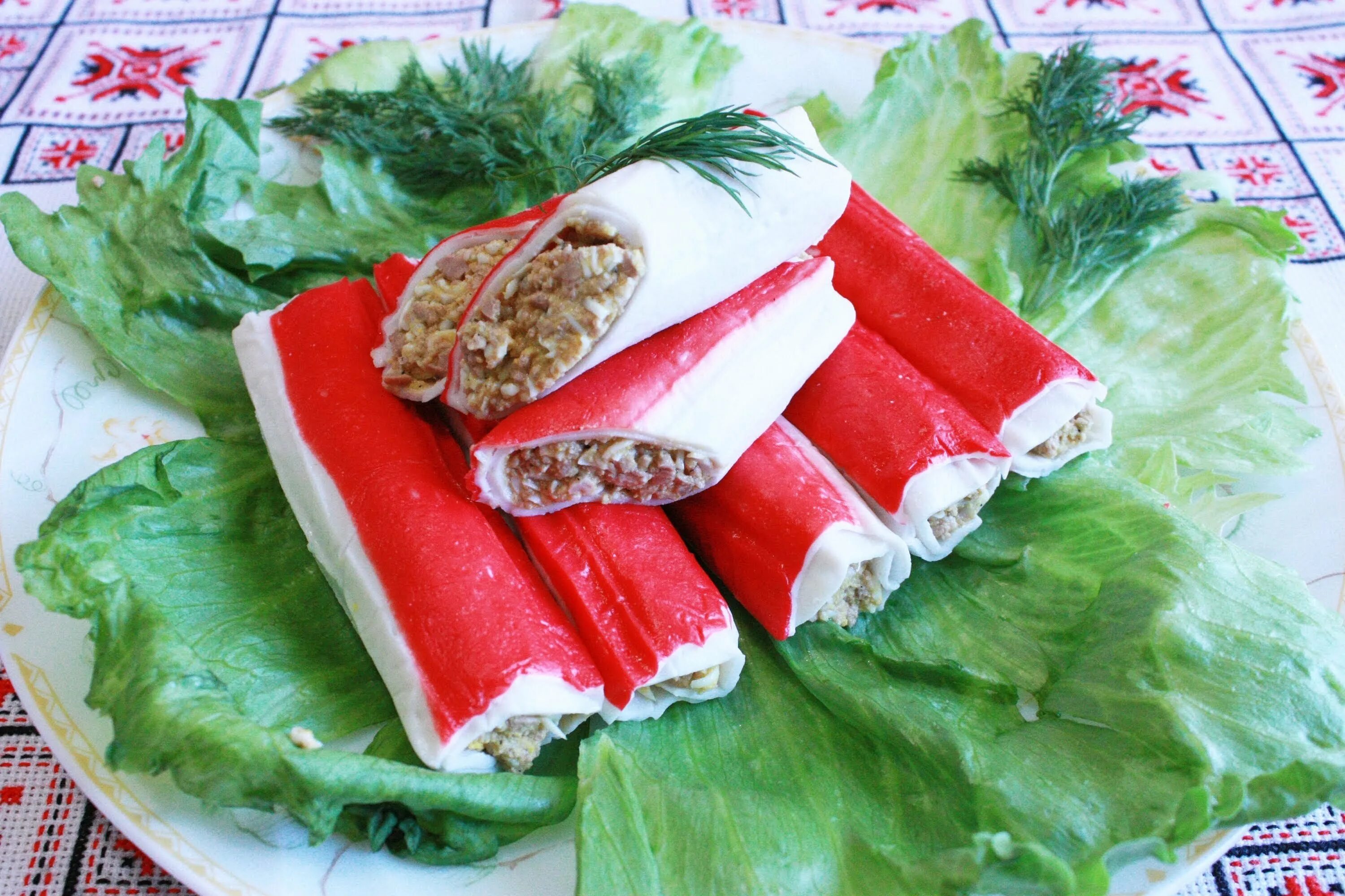 Как вкусно приготовить крабовые палочки. Салат с крабовыми палочками и яичными блинчиками. Закуска фаршированные крабовые крабовые палочки. Крабовые палочки котлетки. Крабовые палочки.