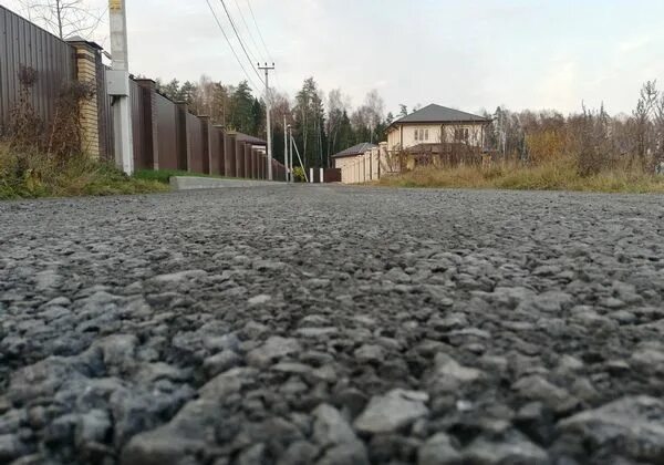 Укладка асфальтовой крошки в москве и московской. Асфальтная крошка Прохоровка. Асфальтовая крошка ЗИЛ. Дорога из асфальтовой крошки. Дорожки из асфальтовой крошки.