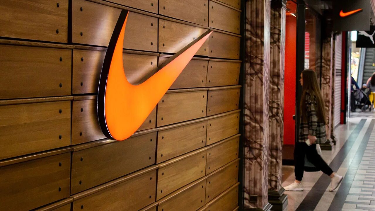 Магазин найк. Nike уходит из России. Nike в России. Корпорация найк.