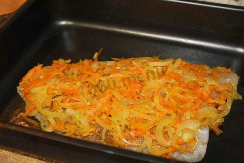Рецепт минтая в духовке с морковью. Минтай в духовке с морковью и луком. минтай с морковкой и луком в духовке. филе минтая в духовке с морковью и луком. минтай под луком и морковью в духовке.