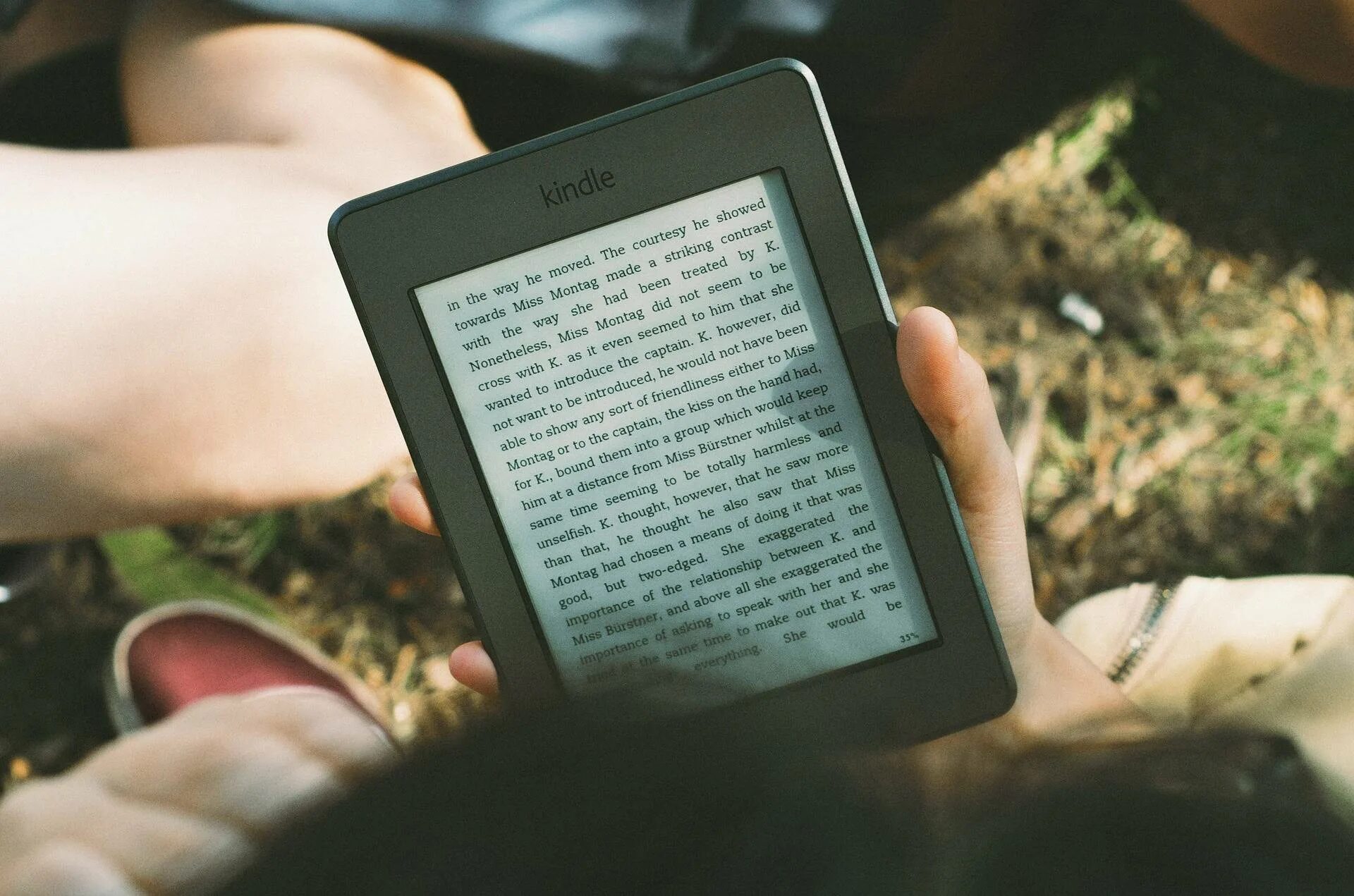 Электронная книга для чтения. Kindle Paperwhite 2021. Чтение электронной книги. Электронная книга читать. Электронная книга в руках.