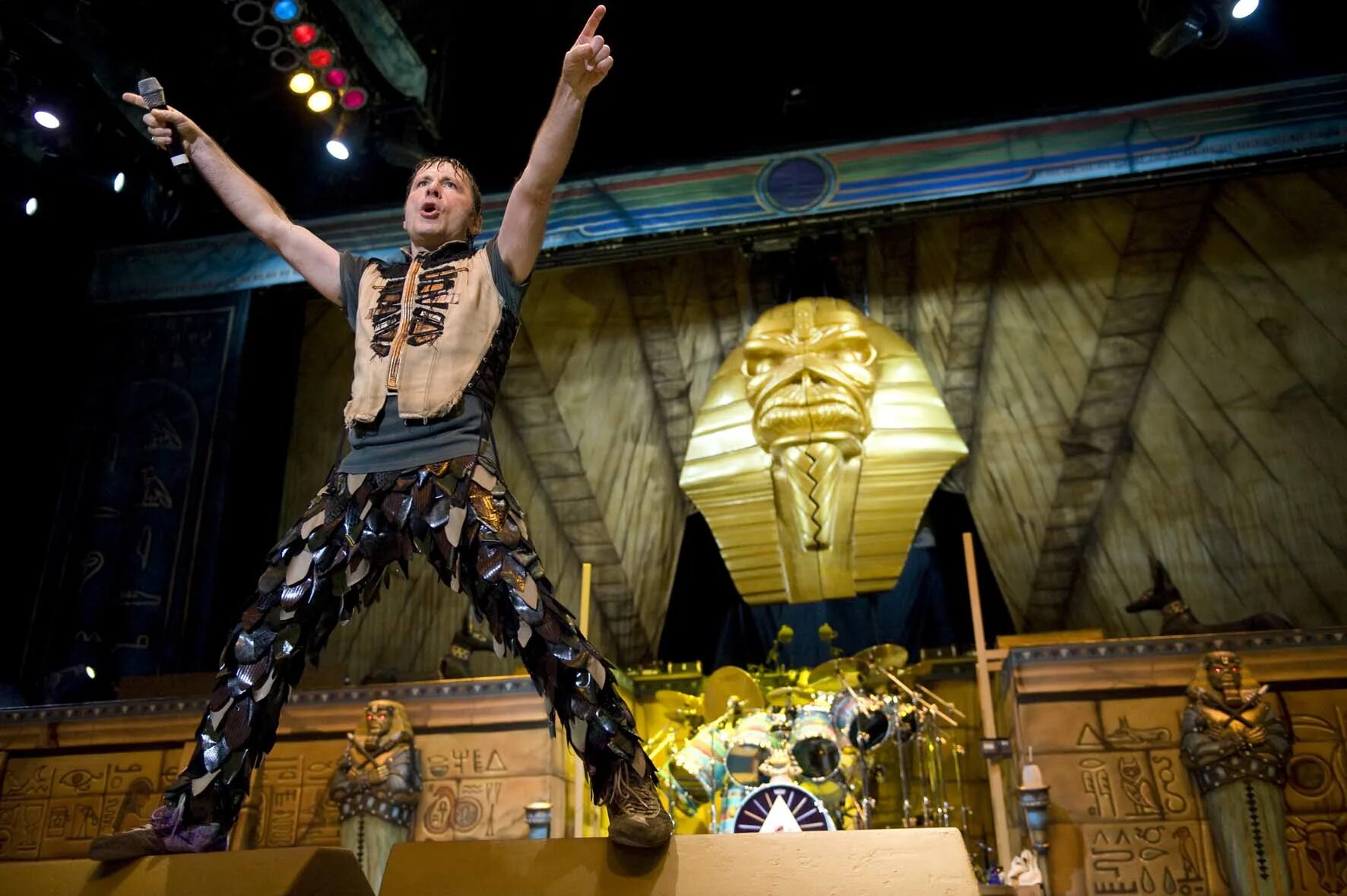 Солист группы iron maiden. Группа на сцене. Музыканты группы кисс. Железная музыка. Металл рок.