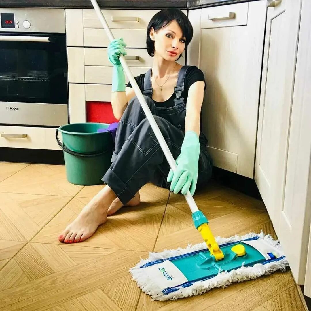 Оператор клининговых услуг. Клининг квартиры. Стоит помыть квартиру. Стоит помыть квартиру. Клининг окон.