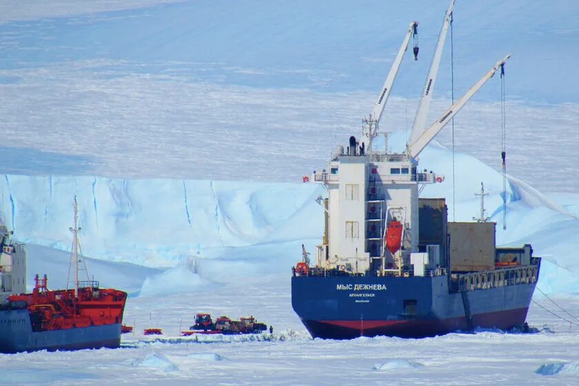 Мыс дежнёва судно. Теплоход мыс дежнева. Мыс слепиковского судно. Сртм мыс докучаева. Теплоход мыс дежнева.